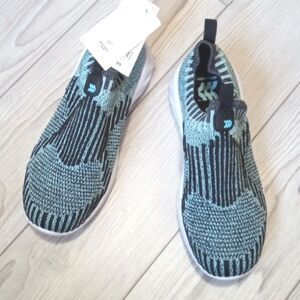 (57-3543)  All in Motion Shoes Sz 4